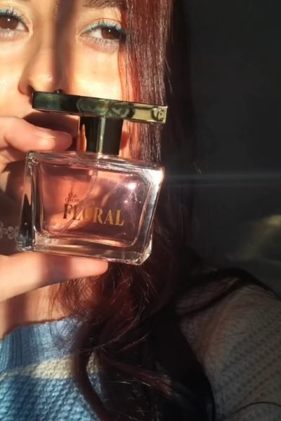 Retrato beauty con perfume floral y luz golden hour aesthetic