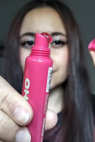 Labial rosa glossy con acabado brillante y maquillaje aesthetic
