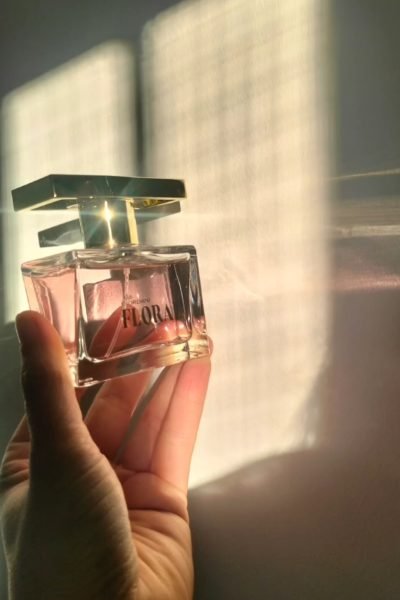 Perfume floral elegante con luz cálida y estética luxury beauty