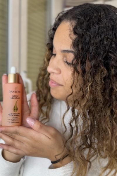 Meritxell Pérez, creadora UGC, mostrando el sérum capilar Pantene Grow Abundant junto a su cabello rizado | Agencia Brilla Influencers