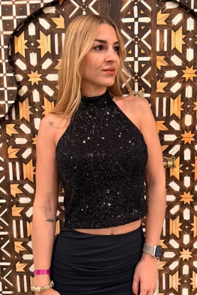 Agatha García Álvarez posando con look negro de lentejuelas para contenido UGC de moda y belleza | Agencia Brilla Influencers.
