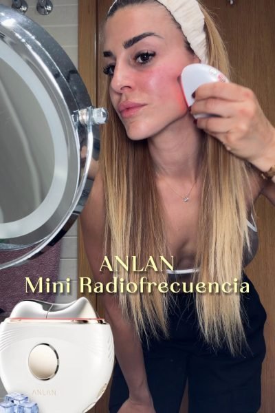 Agatha García Álvarez utilizando el dispositivo facial ANLAN Mini Radiofrecuencia en su rutina de skincare | Agencia Brilla Influencers.