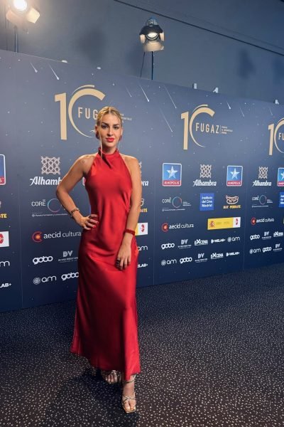 Agatha García Álvarez en un evento de FUGAZ con vestido rojo para contenido de lifestyle y eventos | Agencia Brilla Influencers.
