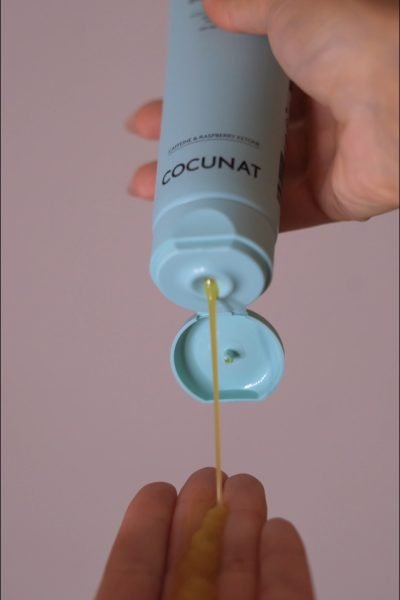 Primer plano de las manos de Nerea Torres aplicando el tratamiento corporal "Body Power" de Cocunat.