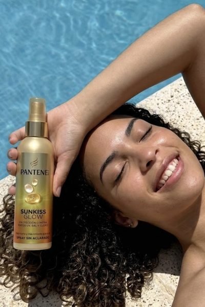 Meritxell Pérez mostrando Pantene Sunkiss Glow junto a una piscina en contenido UGC de cuidado capilar | Agencia Brilla Influencers