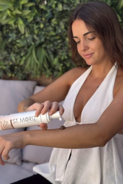 Nerea Valle aplicando autobronceador St. Moriz Professional sobre el brazo en contenido UGC de belleza corporal | Agencia Brilla Influencers