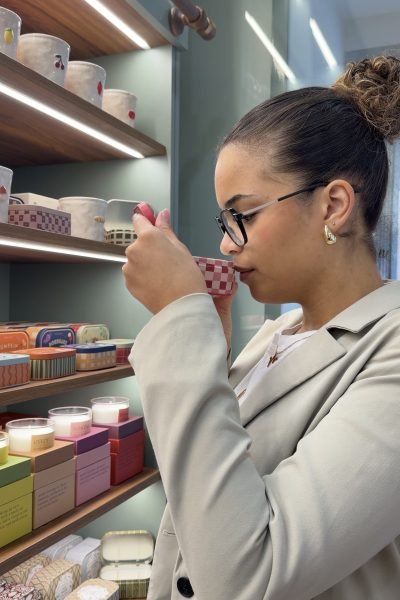 Meritxell Pérez, creadora UGC, descubriendo velas y productos de decoración en una tienda con estética cuidada | Agencia Brilla Influencers
