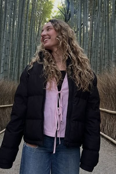 Creadora de contenido caminando por un bosque de bambú en Japón durante una experiencia de turismo y lifestyle.