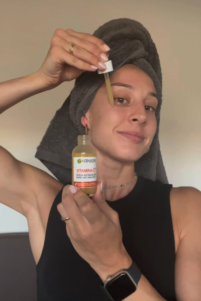 Creadora de contenido aplicando sérum Garnier Vitamina C durante una rutina de cuidado facial y skincare.