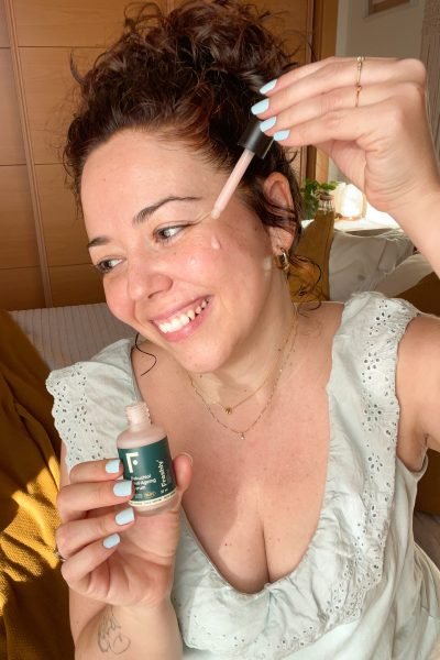 Irene Nevado aplicando un sérum facial durante una rutina de skincare. Creadora UGC especializada en Maternidad, Mascotas y Lifestyle para colaboraciones con marcas – Agencia Brilla.