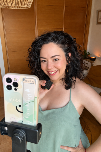Irene Nevado grabando contenido UGC con smartphone para marcas de Maternidad, Mascotas y Lifestyle – Agencia Brilla.