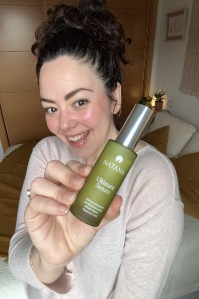 Irene Nevado presentando un sérum cosmético en una colaboración UGC de Belleza, Maternidad, Mascotas y Lifestyle – Agencia Brilla.
