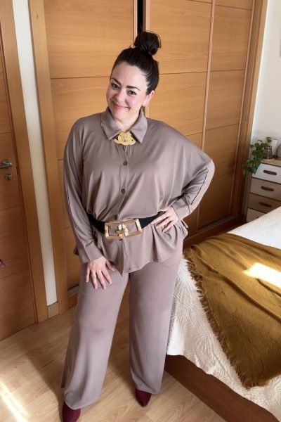 Irene Nevado posando con un look elegante en una sesión de contenido UGC especializada en Lifestyle, Maternidad y Moda – Agencia Brilla.