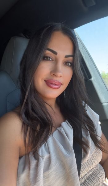 Isamar Florido Álvarez posando en el coche, con un look natural y relajado. Agencia de marketing digital Brilla Influencers y Comunicación.