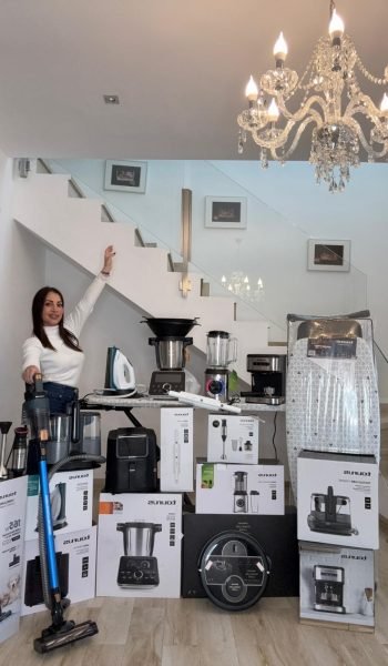 Isamar Florido Álvarez presentando una variedad de productos de tecnología para el hogar en su espacio de vida. Agencia de marketing digital Brilla Influencers y Comunicación.