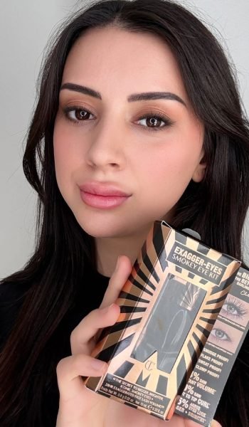 Isidora Diaz mostrando un kit de maquillaje de Charlotte Tilbury para contenido de belleza y maquillaje, creado para Agencia de marketing digital Brilla Influencers y Comunicación