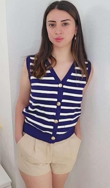 Alt text: Isidora Diaz mostrando un look veraniego con prenda a rayas y pantalones cortos, creando contenido de moda fresco para Agencia de marketing digital Brilla Influencers y Comunicación