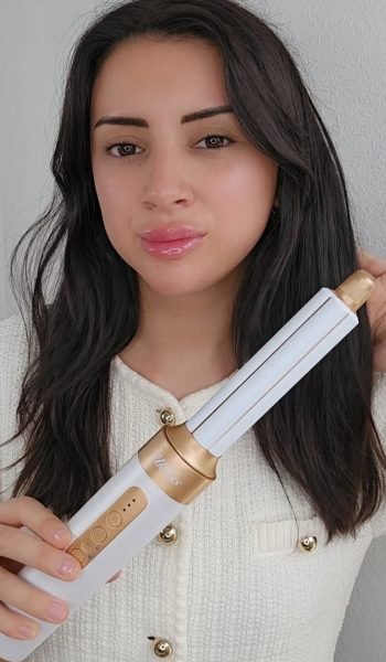 Isidora Diaz con camiseta de Iron Maiden, mostrando un estilo casual y moderno para contenido visual de moda creado para Agencia de marketing digital Brilla Influencers y Comunicación