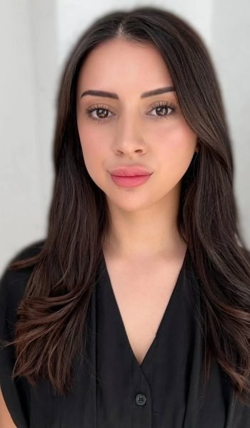 Isidora Diaz posando con un look elegante y natural para contenido visual de moda, creado para Agencia de marketing digital Brilla Influencers y Comunicación