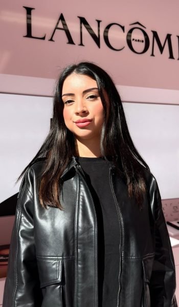 Isidora Diaz posando en un stand de Lancôme, mostrando estilo elegante y profesional para contenido visual de belleza, creado para Agencia de marketing digital Brilla Influencers y Comunicación