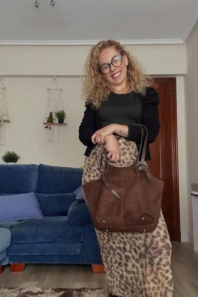 Jessica Circujano Gutiérrez luciendo un outfit casual con bolso de estilo urbano en un entorno doméstico elegante.