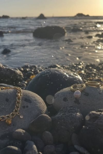Jessica Helena Rodríguez Cortez con joyería de LolitaParis en la playa