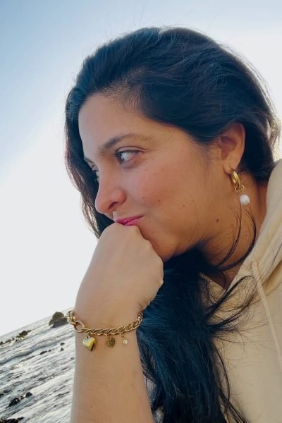 Jessica Helena Rodríguez Cortez mostrando pulsera y pendiente de LolitaParis