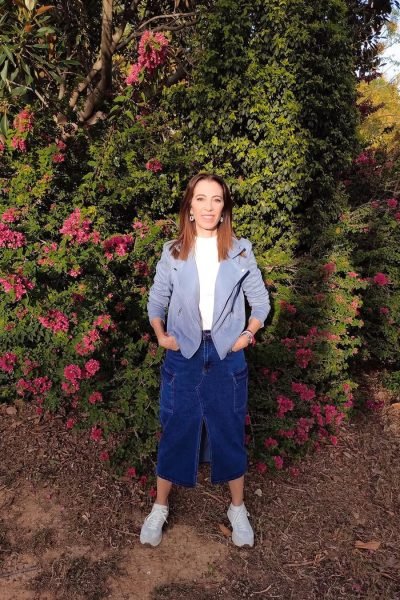 Judit Pascual con outfit casual rodeada de naturaleza y flores, contenido UGC para la Agencia de marketing digital Brilla Influencers y Comunicación