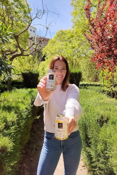 Judit Pascual mostrando suplementos naturales en un entorno exterior, contenido UGC para la Agencia de marketing digital Brilla Influencers y Comunicación