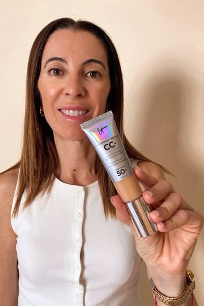 Judit Pascual mostrando producto de skincare en primer plano, contenido UGC para la Agencia de marketing digital Brilla Influencers y Comunicación