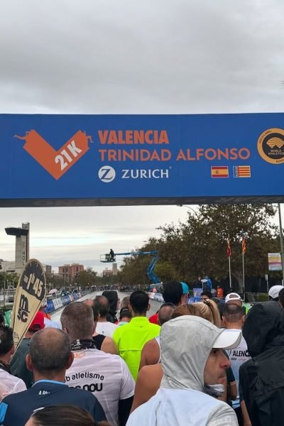Julio Alcón García participando en la Media Maratón Valencia Trinidad Alfonso Zurich, rodeado de corredores en la línea de salida de una de las pruebas más importantes de running en España.