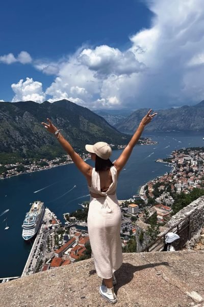 Laura Freyta contemplando un impresionante paisaje de montaña y mar durante un viaje, creando contenido UGC de lifestyle y travel.