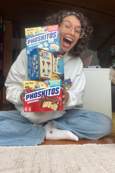 Laura Lomba Taboada posando con cajas de Phoskitos en una colaboración de contenido UGC para marcas de alimentación y snacks.