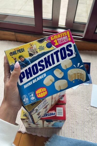 Primer plano de una caja de Phoskitos Mini Blanco sostenida por Laura Lomba Taboada para contenido UGC de alimentación.