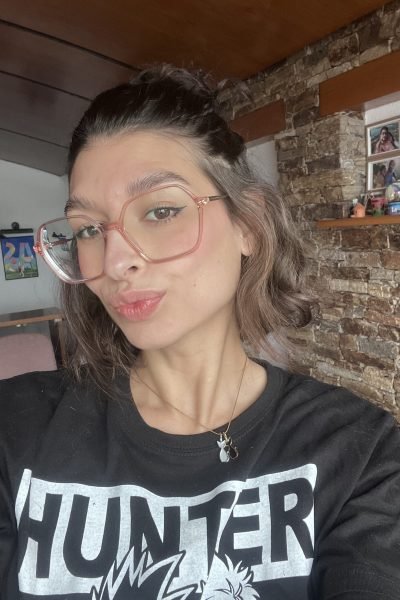 Laura Lomba Taboada realizando un selfie en interior con gafas de montura transparente y estilo casual para contenido UGC lifestyle.