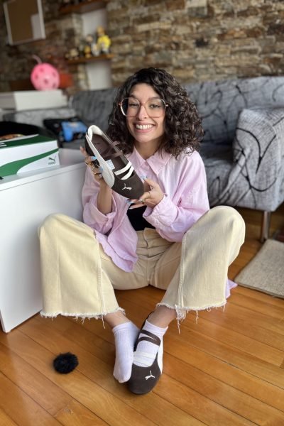 Laura Lomba Taboada mostrando calzado Puma en una colaboración UGC para marcas de moda y calzado.