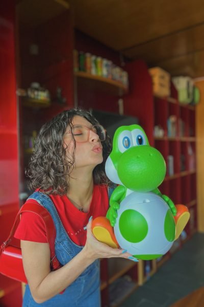 Laura Lomba Taboada posando con una figura de Yoshi para contenido UGC relacionado con gaming, coleccionismo y entretenimiento.