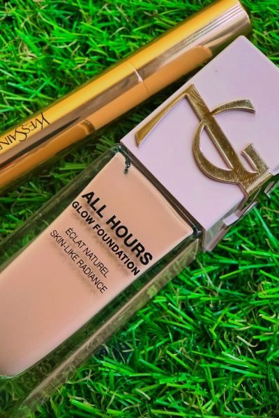 Base All Hours y corrector sobre césped verde