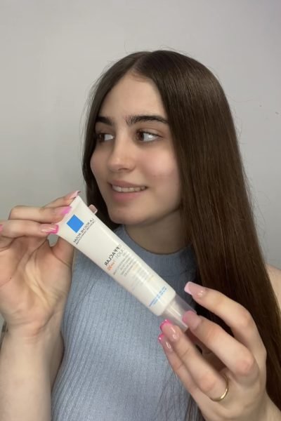 Leire Gabarron mostrando un producto de cuidado facial en una colaboración UGC para marcas de skincare, cosmética y belleza.