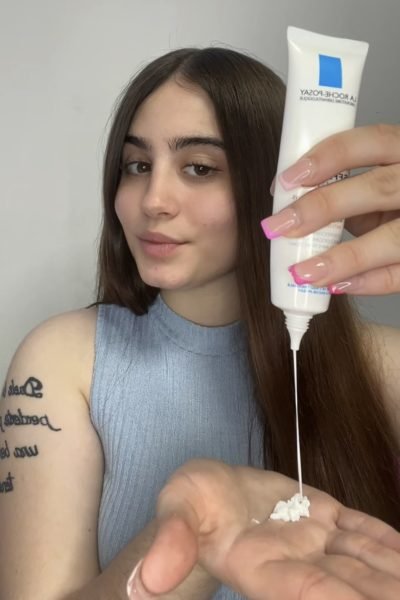 Leire Gabarron aplicando una crema facial durante una demostración de producto para marcas de skincare y cosmética.
