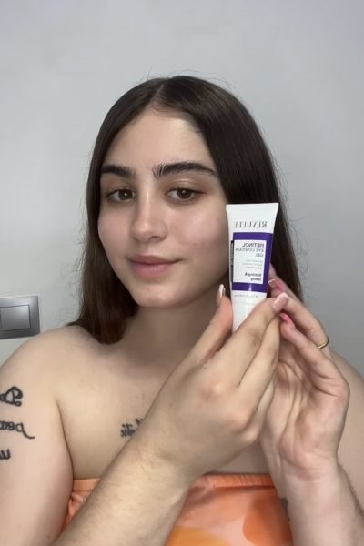 Leire Gabarron presentando un contorno de ojos en una colaboración con marcas de skincare y cuidado facial.
