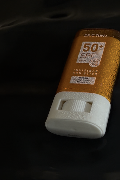 Protector solar facial SPF 50 presentado en contenido UGC de belleza y cuidado de la piel por Leire Gabarron.
