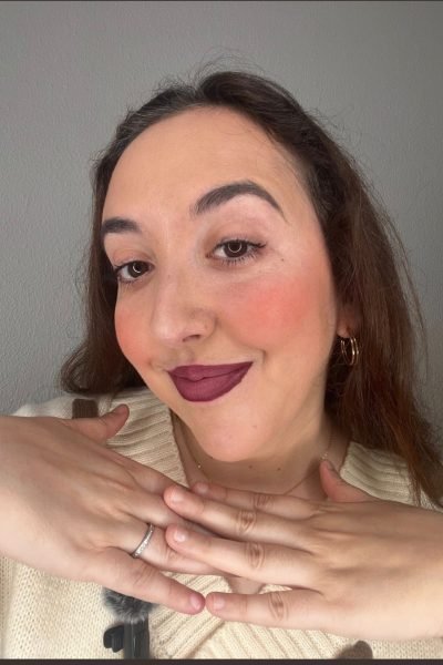 Lola Martín González con un conjunto de suéter blanco y labios rojos.