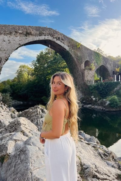 Lucía Cardona en un puente rodeada de naturaleza.