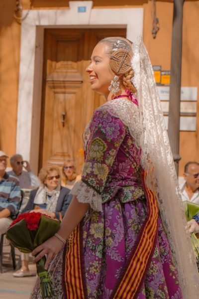 Lucía Cardona caminando en una plaza histórica con un atuendo casual.