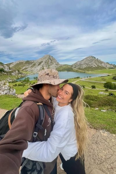 Lucía Cardona disfrutando de un abrazo en un paisaje montañoso.