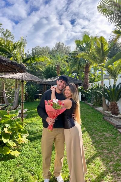 Lucía Cardona con flores en un ambiente tropical.