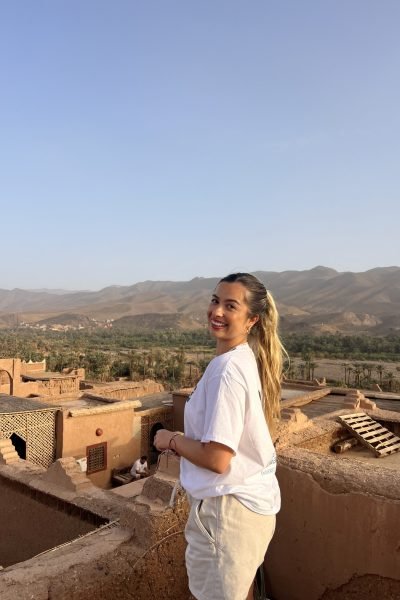 Lucía Cardona disfrutando del paisaje de Marruecos.
