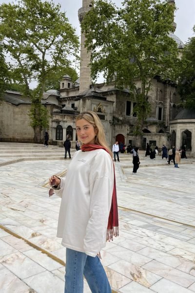 Lucía Cardona con su estilo único, mostrando cómo fusionar comodidad y moda