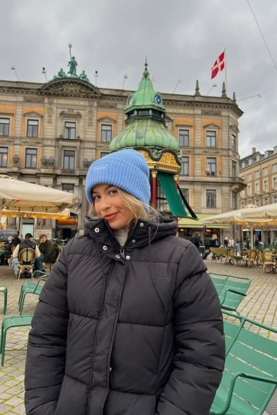Lucía Cardona posando frente a un edificio histórico en Estambul.